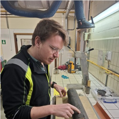 Robin Vorsselmans examining a soil core sample in the lab
